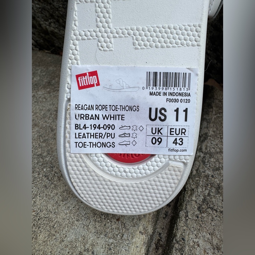 Fitflop White and Silver Minimalist Orthopedic Sandals - Picture 4 of 8